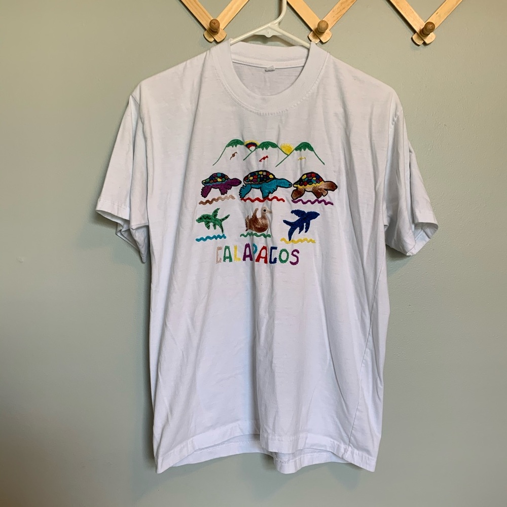 Galapagos white embroidered shirt sleeve tee sz L